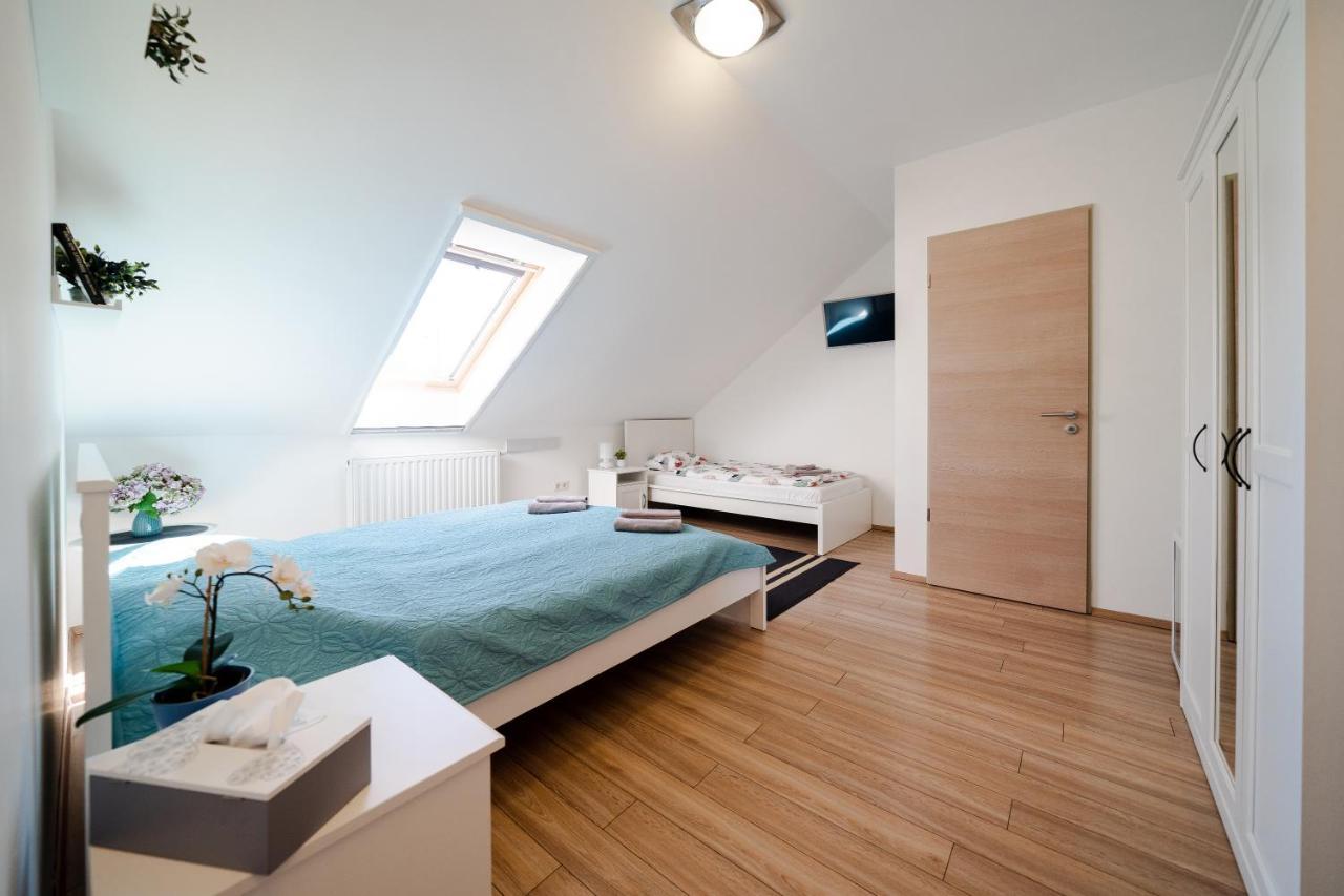Guba Vendeghaz Bed & Breakfast Gyorujbarat Bagian luar foto