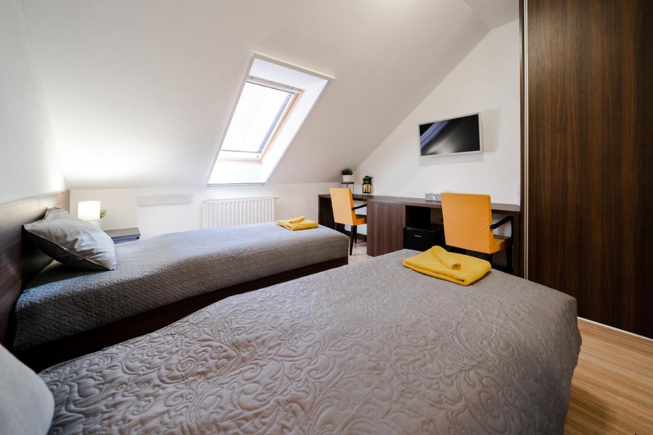 Guba Vendeghaz Bed & Breakfast Gyorujbarat Bagian luar foto